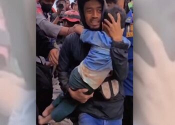 Java: Rescatan con vida a un niño tras más de dos días bajo los escombros del sismo en Indonesia