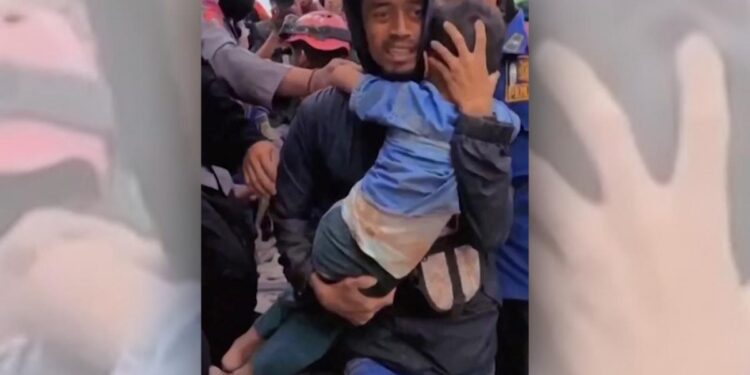 Java: Rescatan con vida a un niño tras más de dos días bajo los escombros del sismo en Indonesia