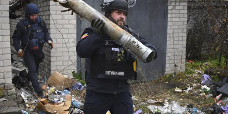 Rusia lanza un nuevo bombardeo de Ucrania mientras se extiende el acuerdo de granos