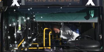 Dos explosiones sacuden Jerusalén, matan a un adolescente e hieren a 18