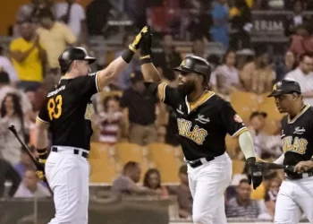 Águilas triunfan a base de jonrones sobre Estrellas