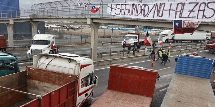 Camioneros chilenos paran por cuarto día tras aplicación de Ley Seguridad