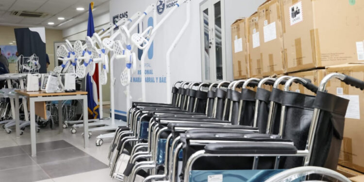 SNS supervisa obras y entrega equipos por 3.5 millones a hospitales SRS Norcentral