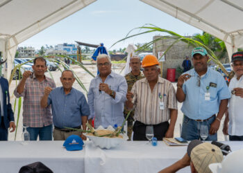 Gobierno entrega camionetas a Ingenio Porvenir en San Pedro de Macorís