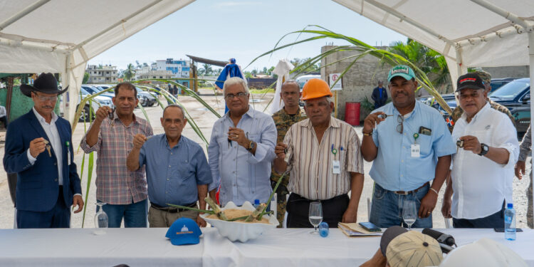 Gobierno entrega camionetas a Ingenio Porvenir en San Pedro de Macorís