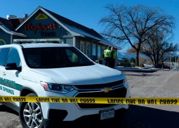 Sospechoso de tiroteo en club gay evadió la ley de armas de bandera roja de Colorado