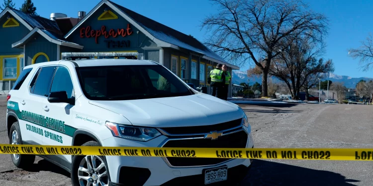 Sospechoso de tiroteo en club gay evadió la ley de armas de bandera roja de Colorado
