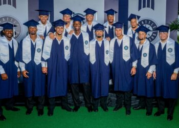 Nueva camada prospectos se gradúa de bachiller en academia de Seattle en RD