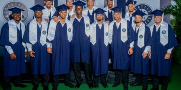 Nueva camada prospectos se gradúa de bachiller en academia de Seattle en RD