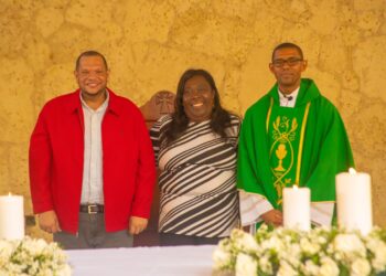 Alcalde Carlos Guzmán destaca trabajo mancomunado con iglesias de SDN