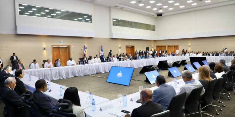 Embajador dominicano sobre migración haitianos: "República Dominicana actúa conforme a su Constitución"