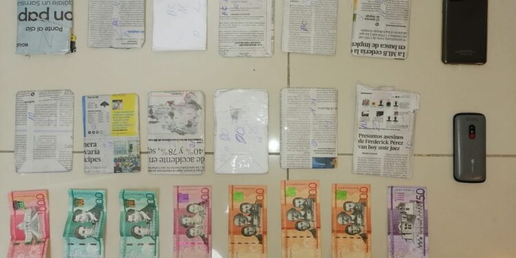 Policía apresa hombre en flagrante delito con 119 marbetes para vehículos presumiblemente falsos