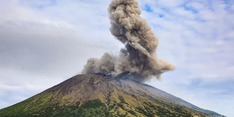 Alerta en El Salvador por la erupción del volcán Chaparrastique