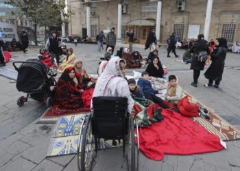 Al menos 68 heridos en fuerte terremoto que sacudió el noroeste de Turquía