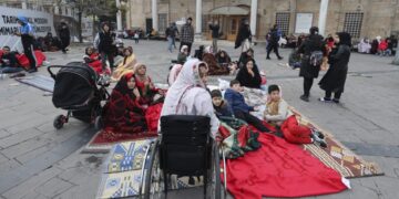 Al menos 68 heridos en fuerte terremoto que sacudió el noroeste de Turquía