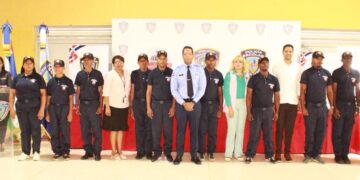 Policía Escolar entrega nuevos uniformes a sus miembros 