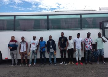 Agentes de Migración apresan autobús con 23 haitianos ilegales abordo