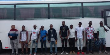 Agentes de Migración apresan autobús con 23 haitianos ilegales abordo