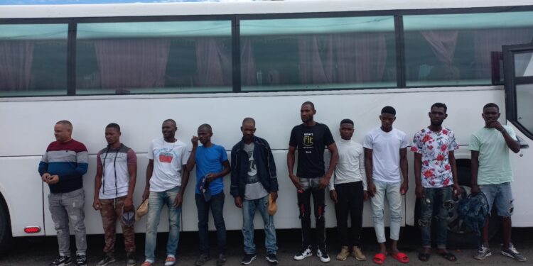 Agentes de Migración apresan autobús con 23 haitianos ilegales abordo