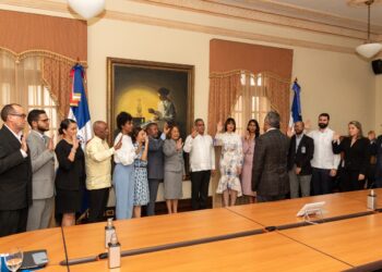 Juramentan comisión del INPOSDOM para el Plan de Transformación y Relanzamiento de la entidad postal