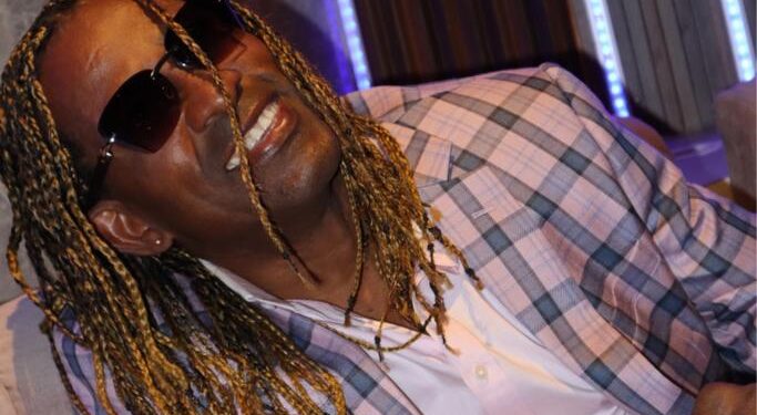 Destacado coreógrafo y bailarín Mr. Rhino se lanza como cantante