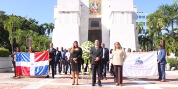 Centros Tecnológicos Comunitarios deposita ofrenda floral en el Altar de la Patria