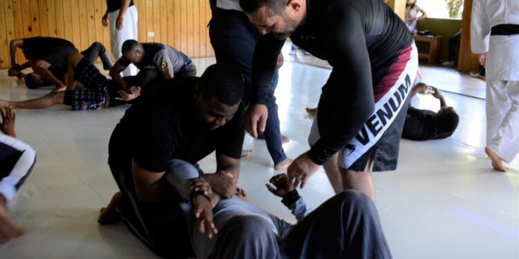 75 agentes policiales se capacitan en Jiu-Jitsu brasileño y Artes Marciales