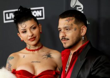 Por primera vez y combinados de rojo pasión Christian Nodal y Cazzu posan juntos en premiación