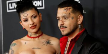 Por primera vez y combinados de rojo pasión Christian Nodal y Cazzu posan juntos en premiación