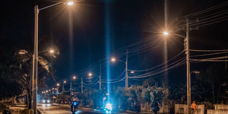 Edesur ilumina el malecón turístico de Barahona