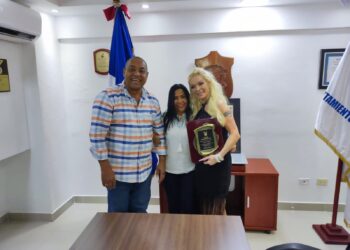 Alcaldía SDO reconoce la artista de música romántica Marisela 