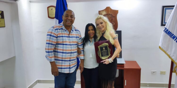 Alcaldía SDO reconoce la artista de música romántica Marisela