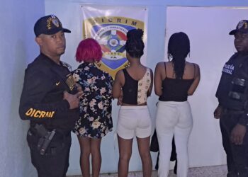 Policía captura a tres mujeres acusadas de asaltar taxista  en Villa Mella
