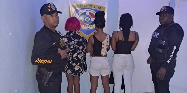 Policía captura a tres mujeres acusadas de asaltar taxista  en Villa Mella