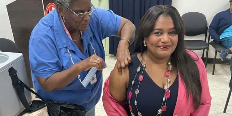 Directora del CEMADOJA Glendis Ozuna realiza jornada de vacunación a sus colaboradores contra Influenza y Tétanos