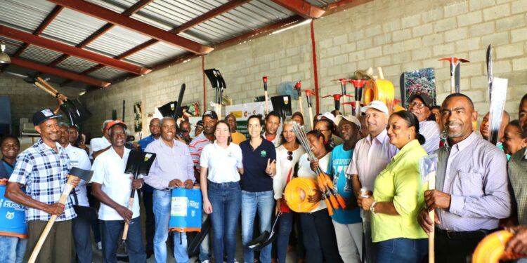 JAD y AECID entregan equipos agrícolas a pequeños productores de San Cristóbal