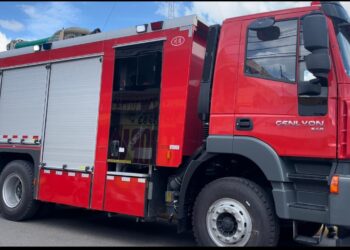 Edeeste entrega moderno camión de bomberos en Bayaguana