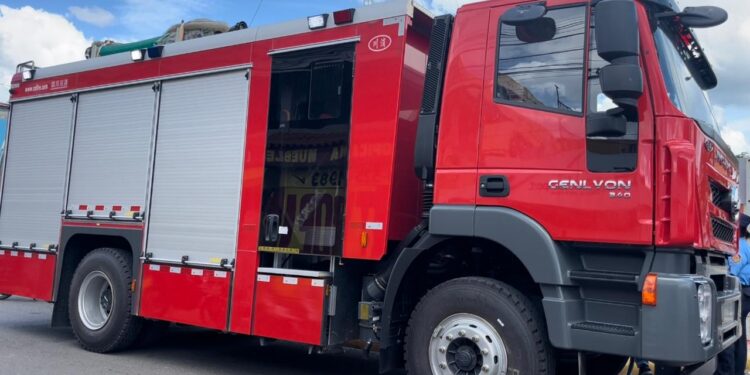 Edeeste entrega moderno camión de bomberos en Bayaguana