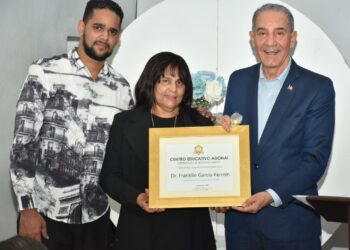 Ministro del MESCyT recibe reconocimientos por sus aportes a la Educación