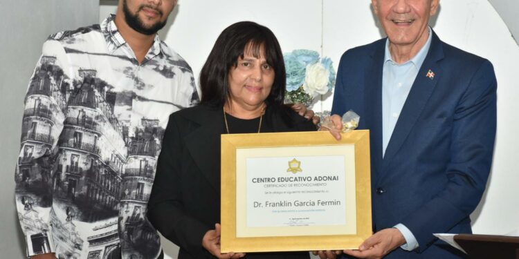 Ministro del MESCyT recibe reconocimientos por sus aportes a la Educación