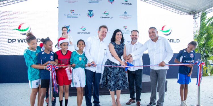 DP World, la primera dama y MICM entregan parque recreativo en el malecón de Boca Chica