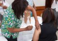 Colaboradores del TSE son inoculados contra la Influenza