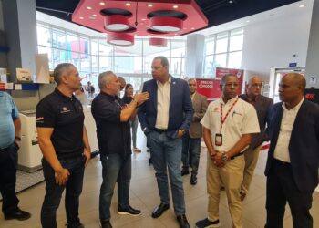 Director Pro Consumidor realiza recorrido por tiendas para evitar publicidad engañosa 
