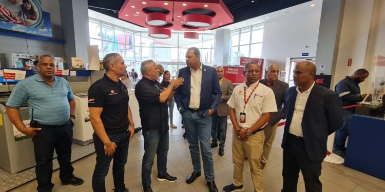 Director Pro Consumidor realiza recorrido por tiendas para evitar publicidad engañosa