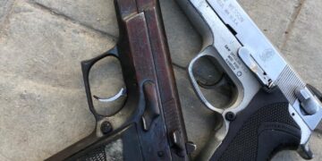 Muere presunto delincuente al enfrentar patrulla y otro resulta herido por multitud