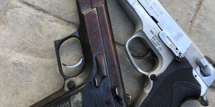 Muere presunto delincuente al enfrentar patrulla y otro resulta herido por multitud