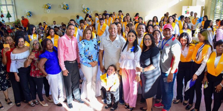 Alcalde José Andújar exhorta a los jóvenes a prepararse a través del estudio