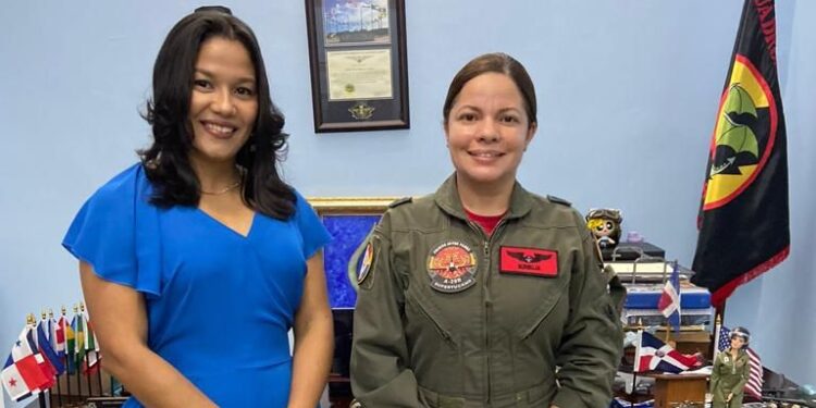 Presidenta de AEOFARD visita Escuadrón de Combate