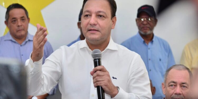 Abel Martínez ingresado por neumonía a un centro de salud