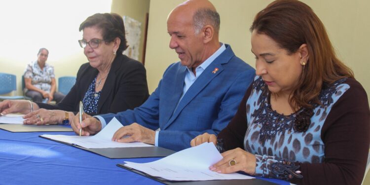 CTC y Ministerio de la Mujer firman acuerdo contribuirá a formación niñas y mujeres de Salcedo